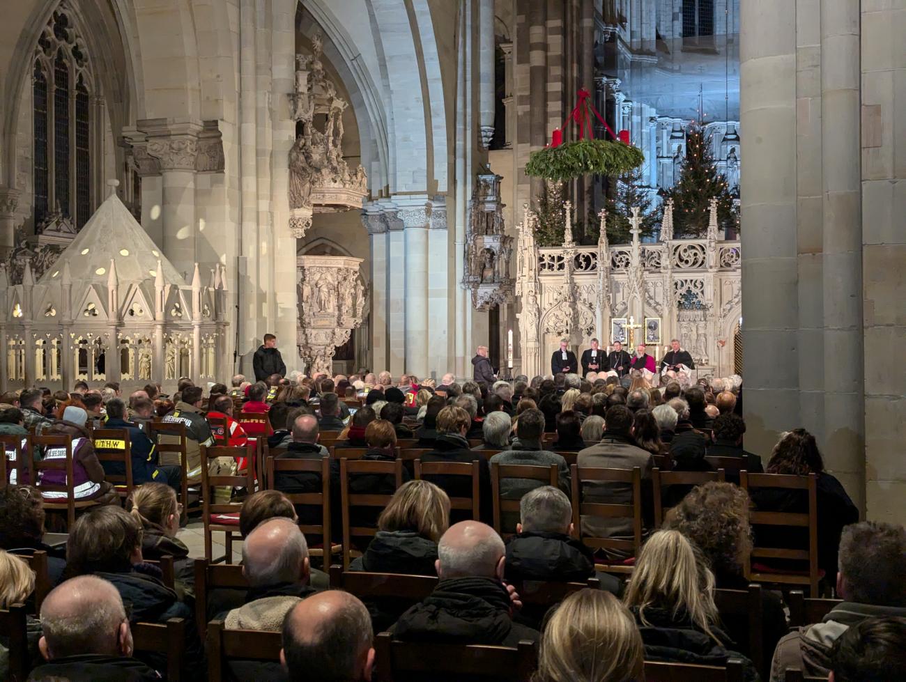 Menschen in einem Gottesdienst