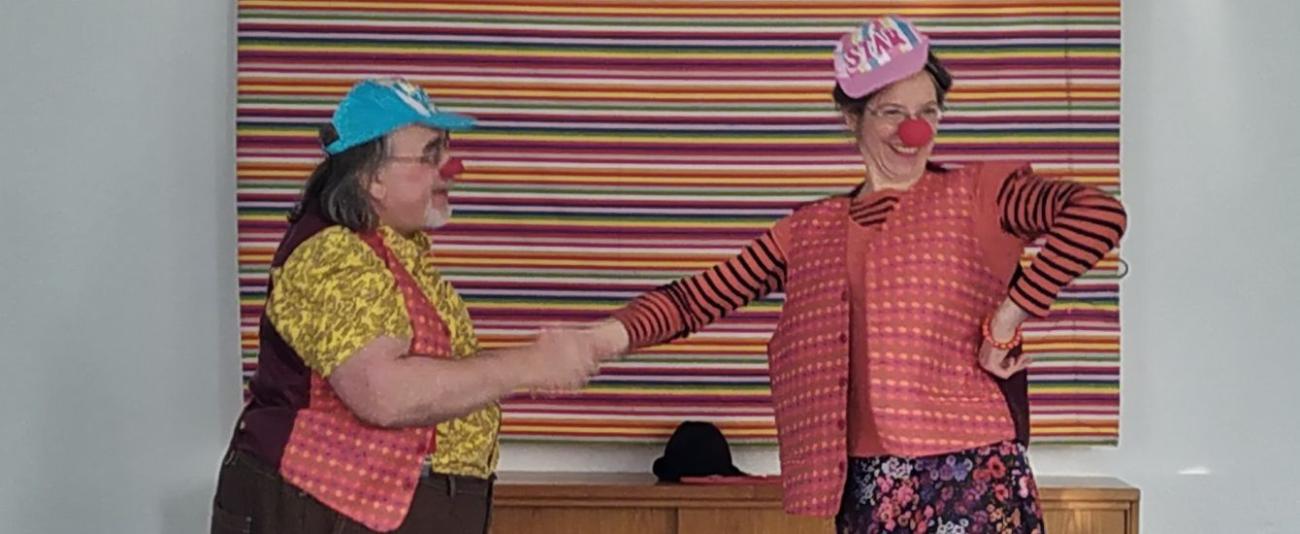 Zwei Clowns geben sich die Hand