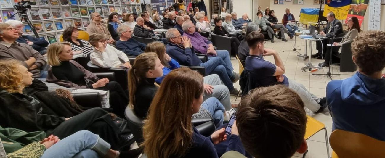 Menschen in einem Saal bei einem Vortrag