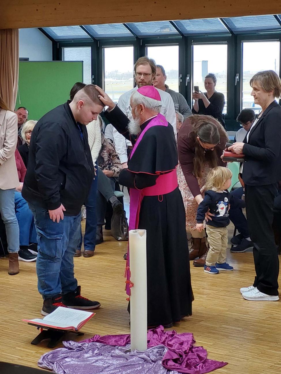 Bischof Feige segnet Gottesdienstteilnehmende
