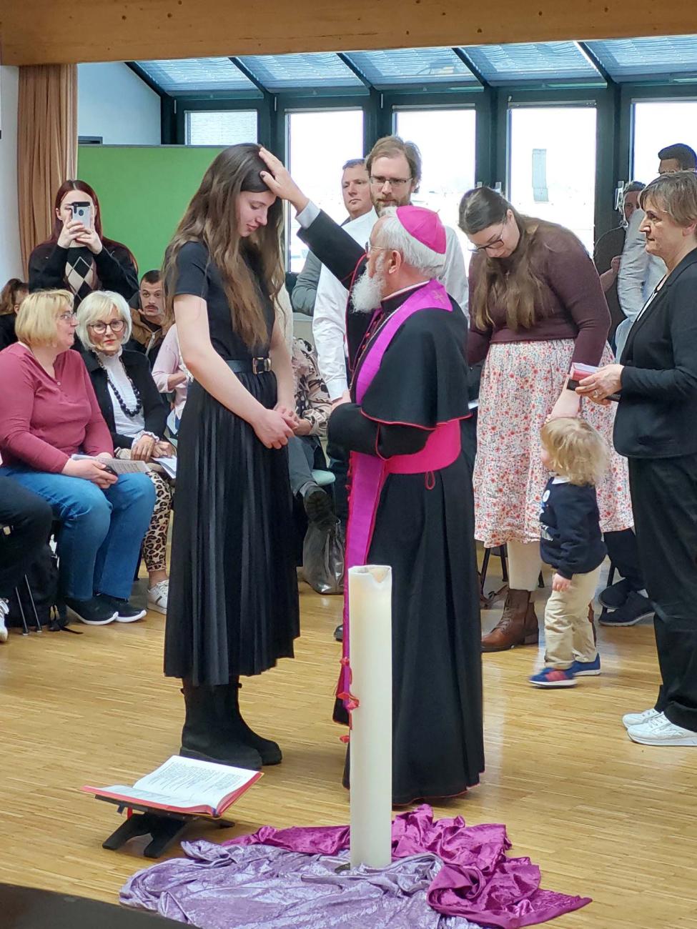 Bischof Feige segnet Gottesdienstteilnehmende