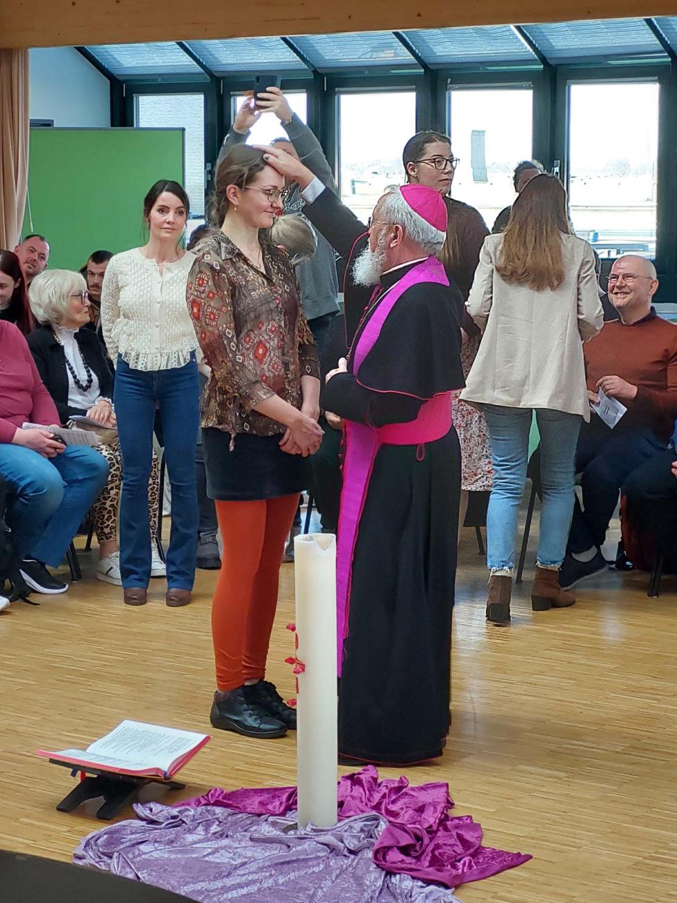 Bischof Feige segnet Gottesdienstteilnehmende