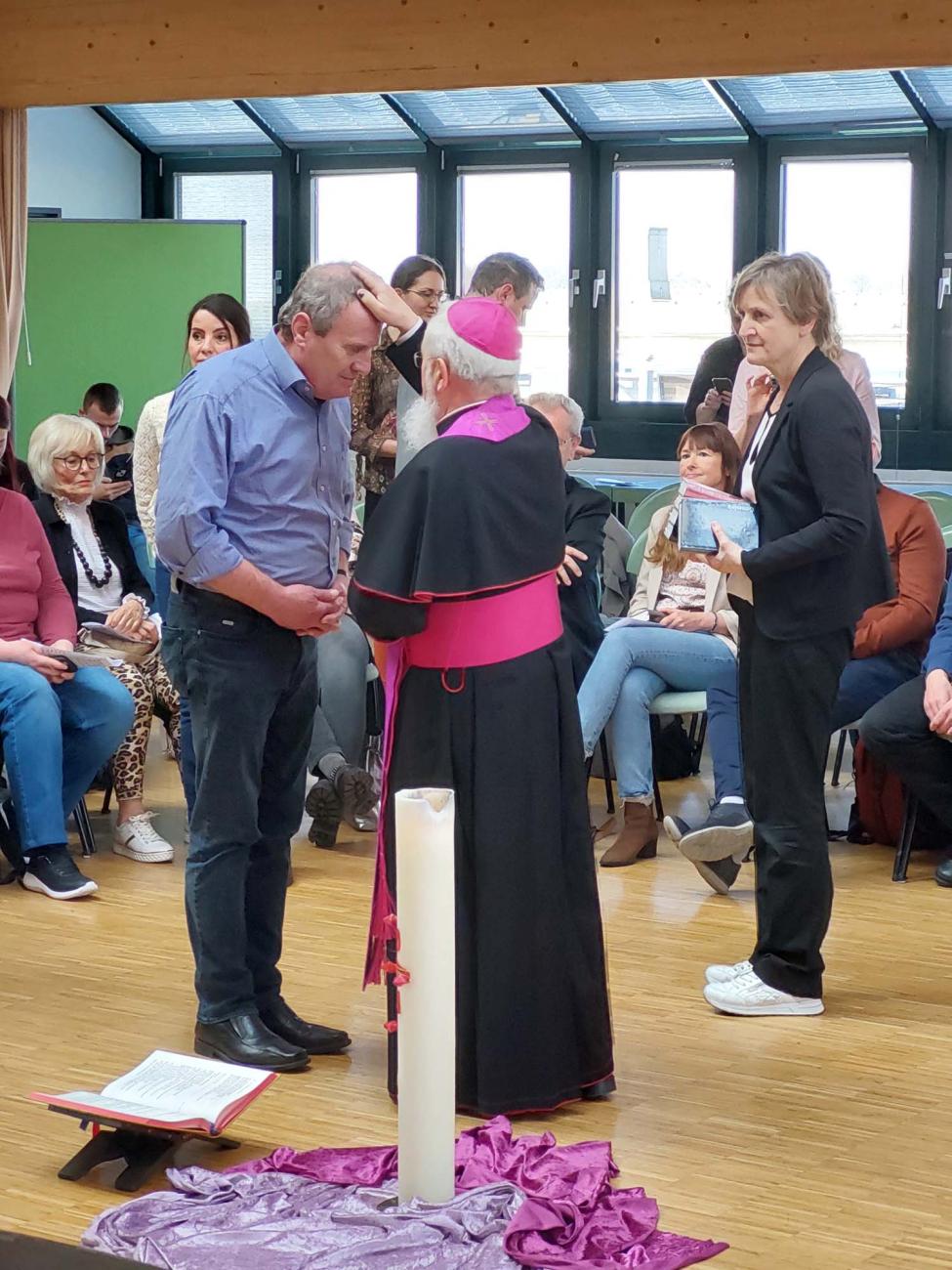 Bischof Feige segnet Gottesdienstteilnehmende