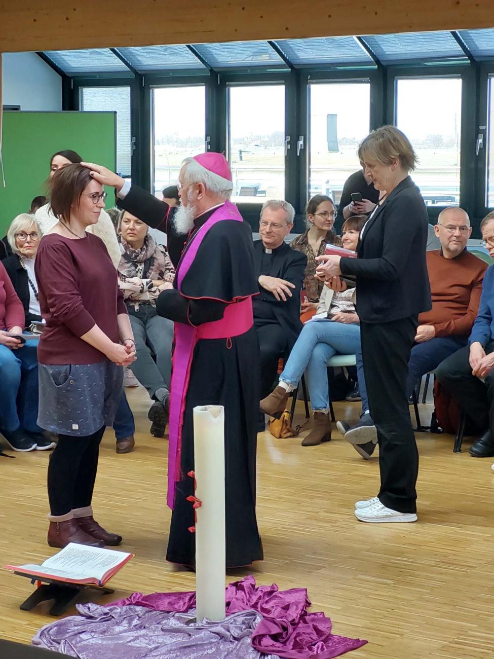 Bischof Feige segnet Gottesdienstteilnehmende