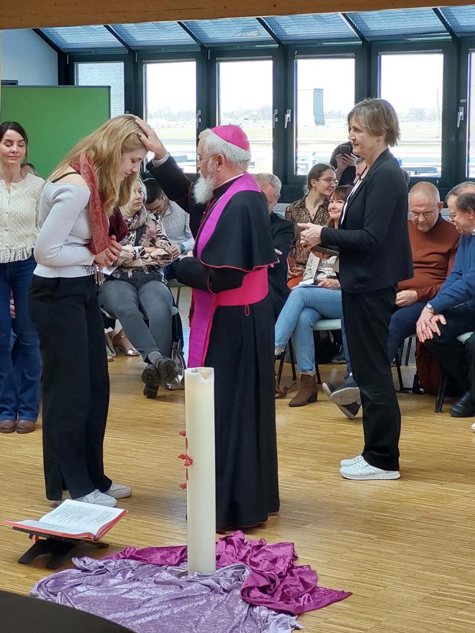 Bischof Feige segnet Gottesdienstteilnehmende
