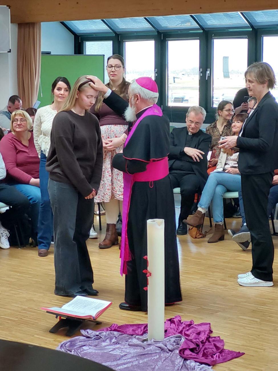 Bischof Feige segnet Gottesdienstteilnehmende