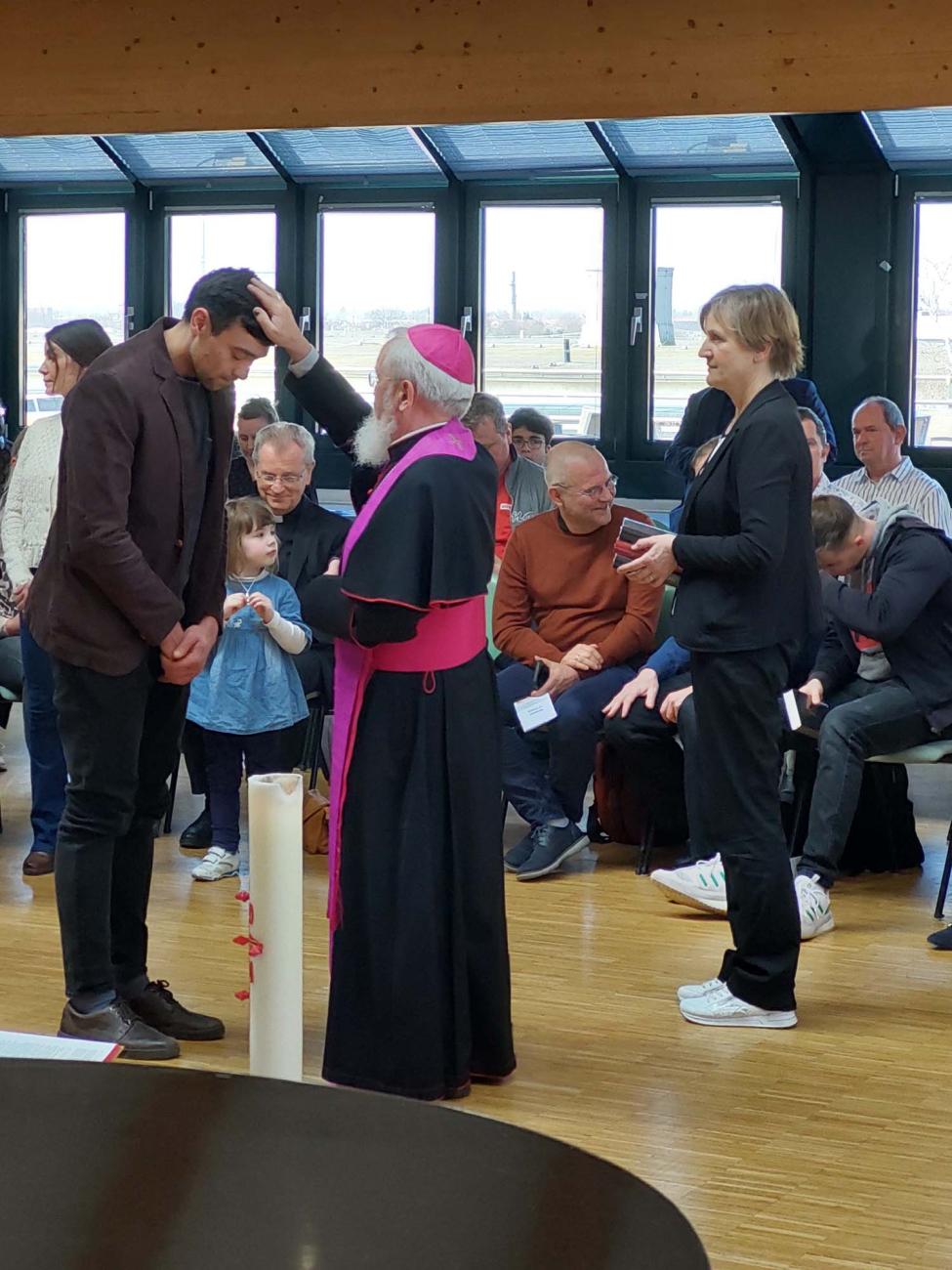 Bischof Feige segnet Gottesdienstteilnehmende