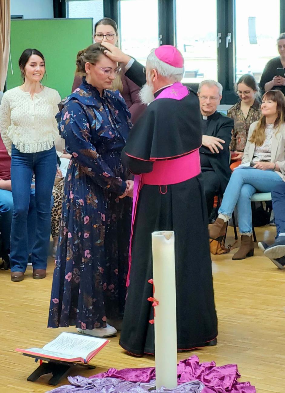 Bischof Feige segnet Gottesdienstteilnehmende