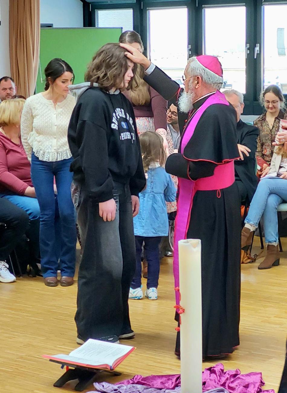 Bischof Feige segnet Gottesdienstteilnehmende
