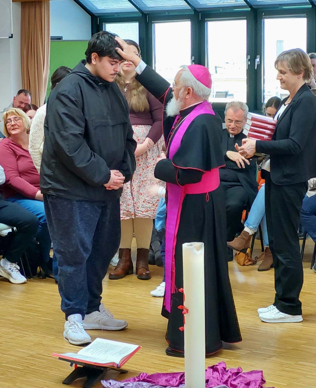 Bischof Feige segnet Gottesdienstteilnehmende
