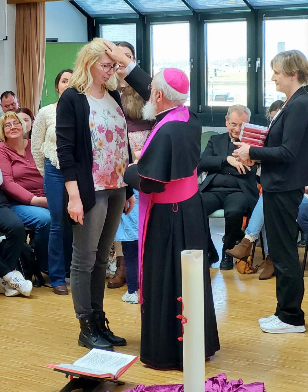 Bischof Feige segnet Gottesdienstteilnehmende