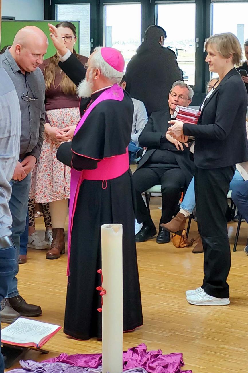 Bischof Feige segnet Gottesdienstteilnehmende