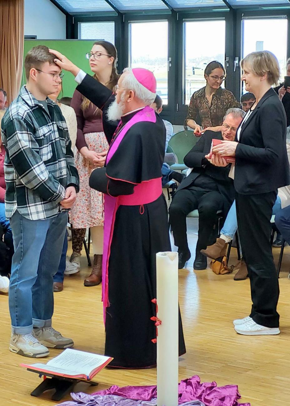 Bischof Feige segnet Gottesdienstteilnehmende