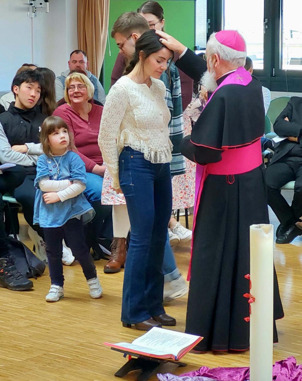 Bischof Feige segnet Gottesdienstteilnehmende