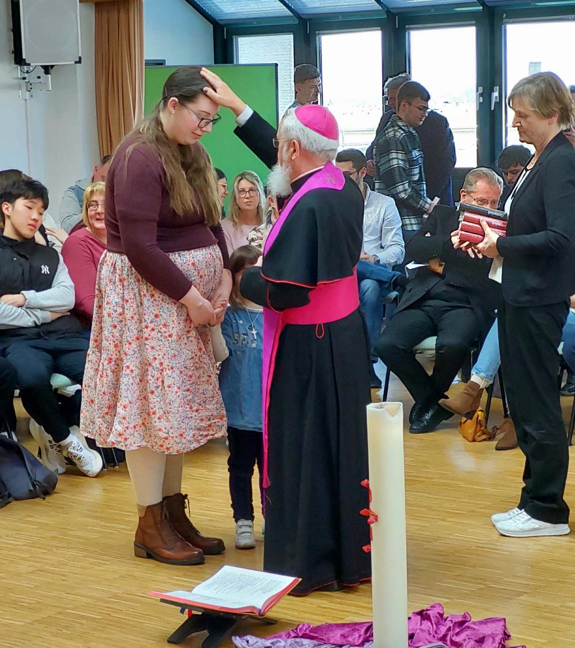 Bischof Feige segnet Gottesdienstteilnehmende