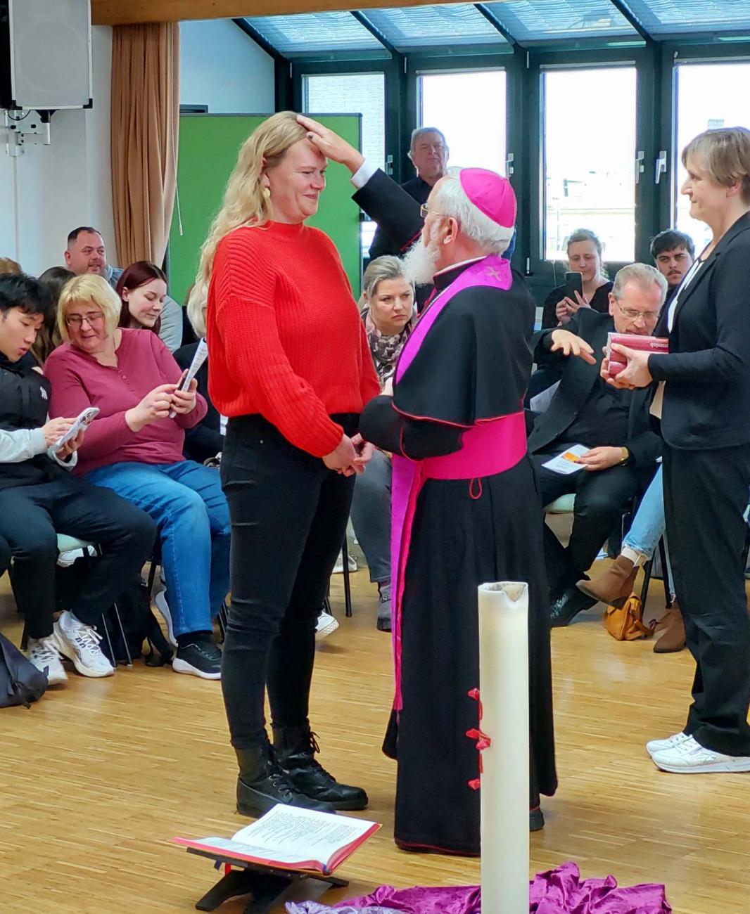 Bischof Feige segnet Gottesdienstteilnehmende