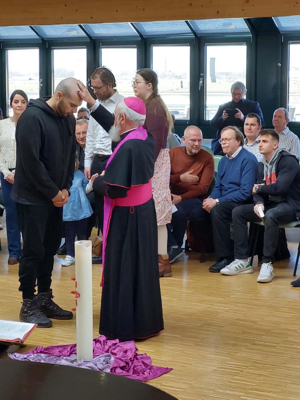 Bischof Feige segnet Gottesdienstteilnehmende
