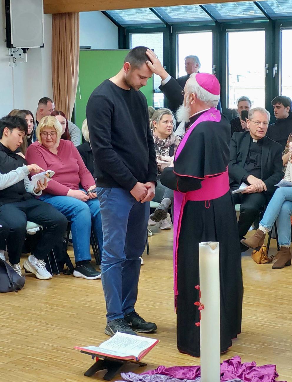 Bischof Feige segnet Gottesdienstteilnehmende