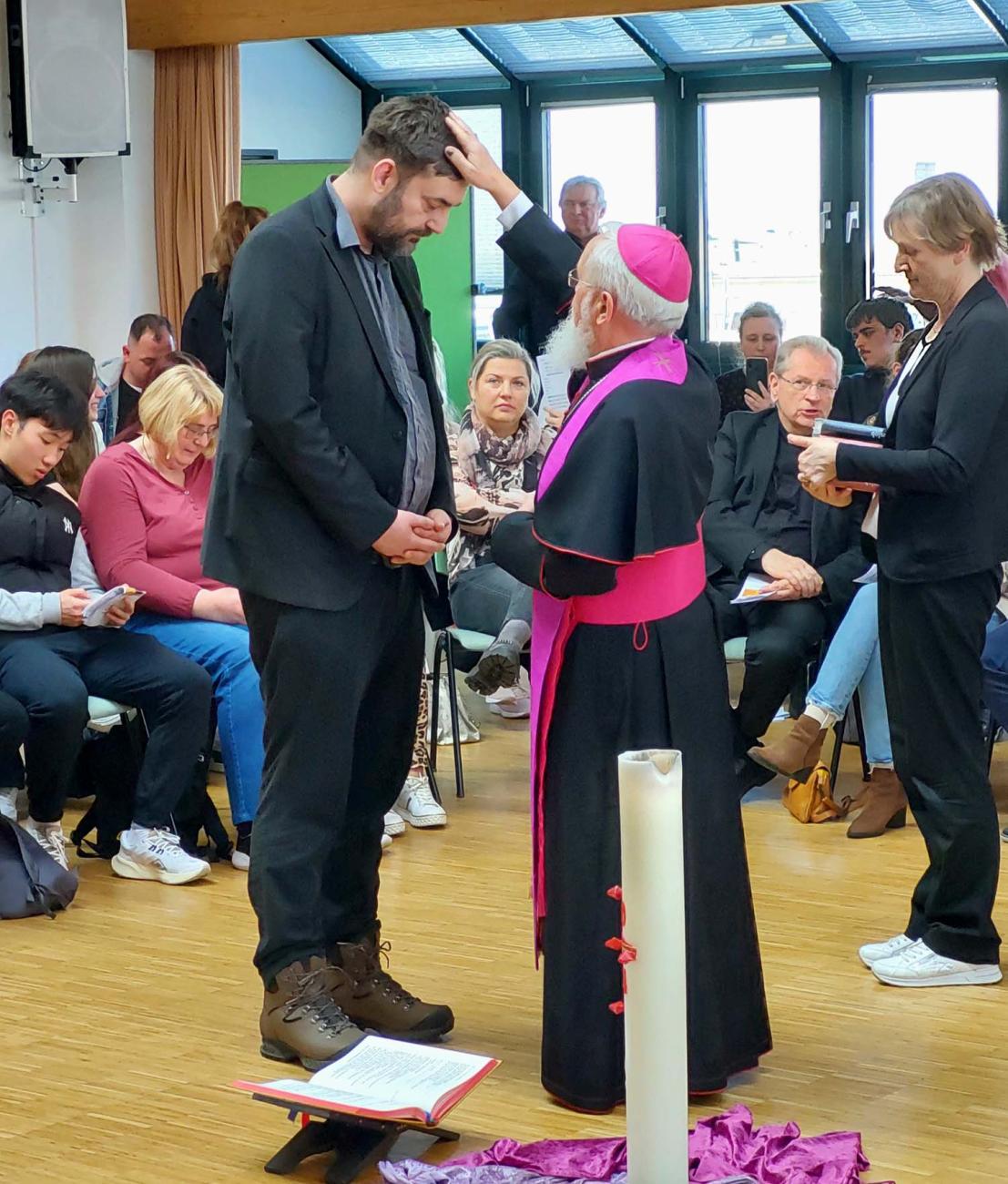 Bischof Feige segnet Gottesdienstteilnehmende