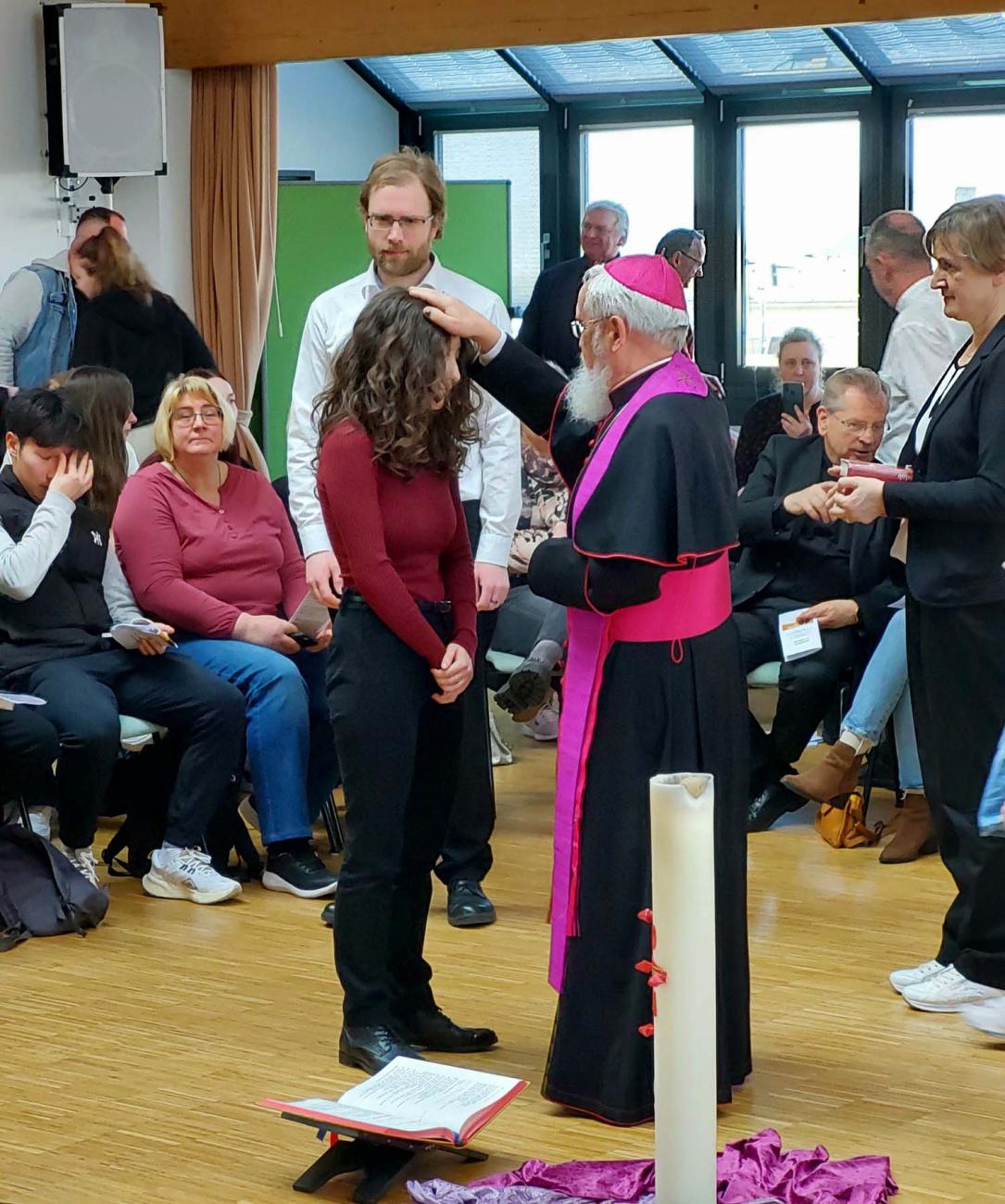 Bischof Feige segnet Gottesdienstteilnehmende