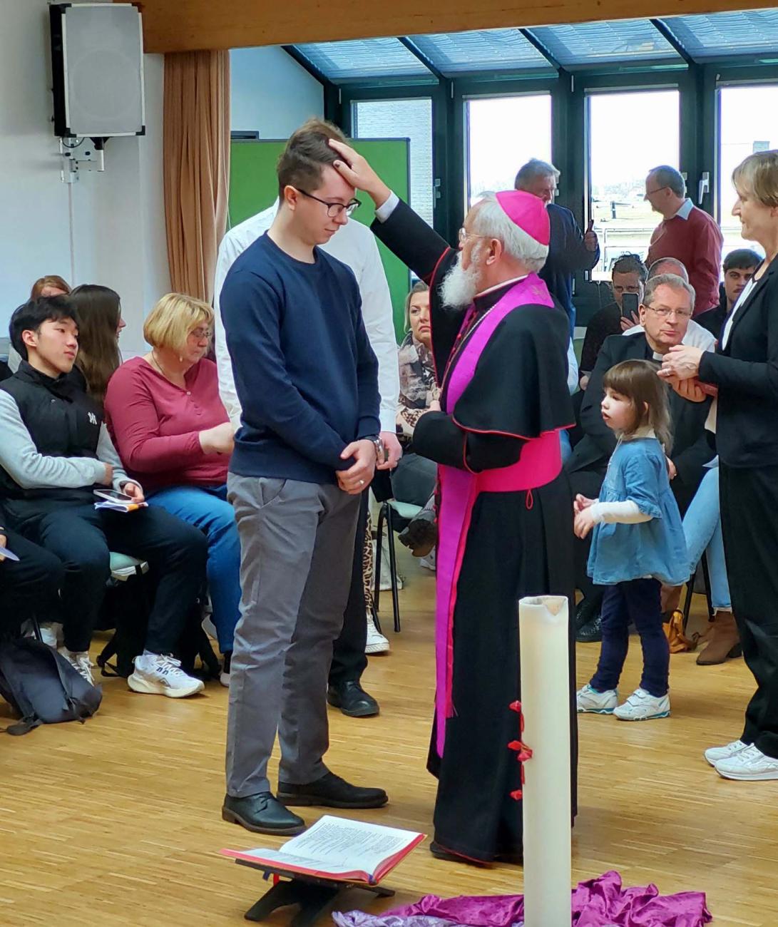 Bischof Feige segnet Gottesdienstteilnehmende