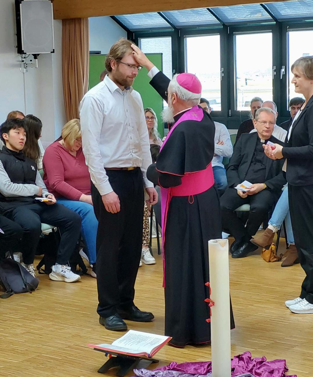 Bischof Feige segnet Gottesdienstteilnehmende