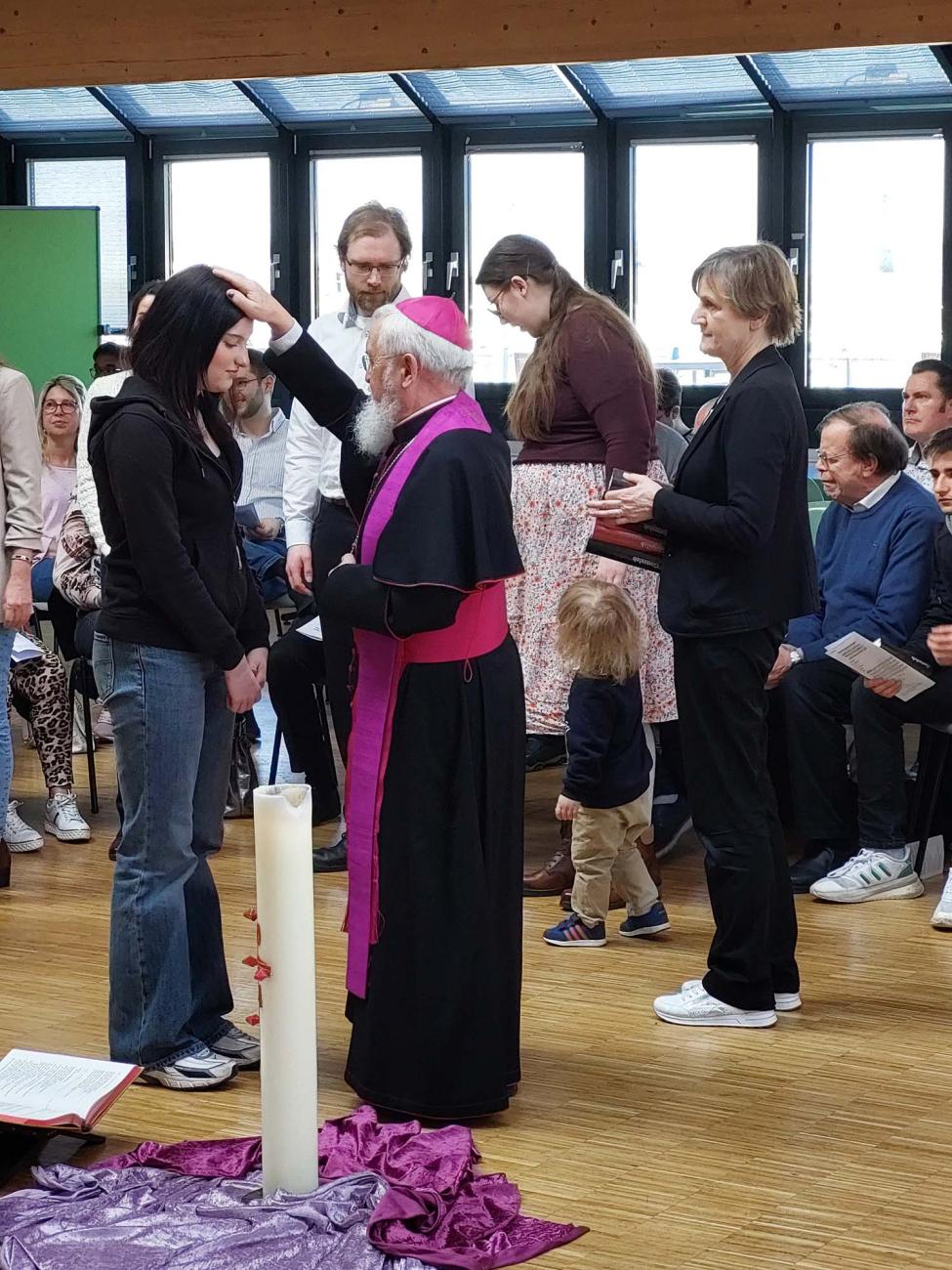 Bischof Feige segnet Gottesdienstteilnehmende