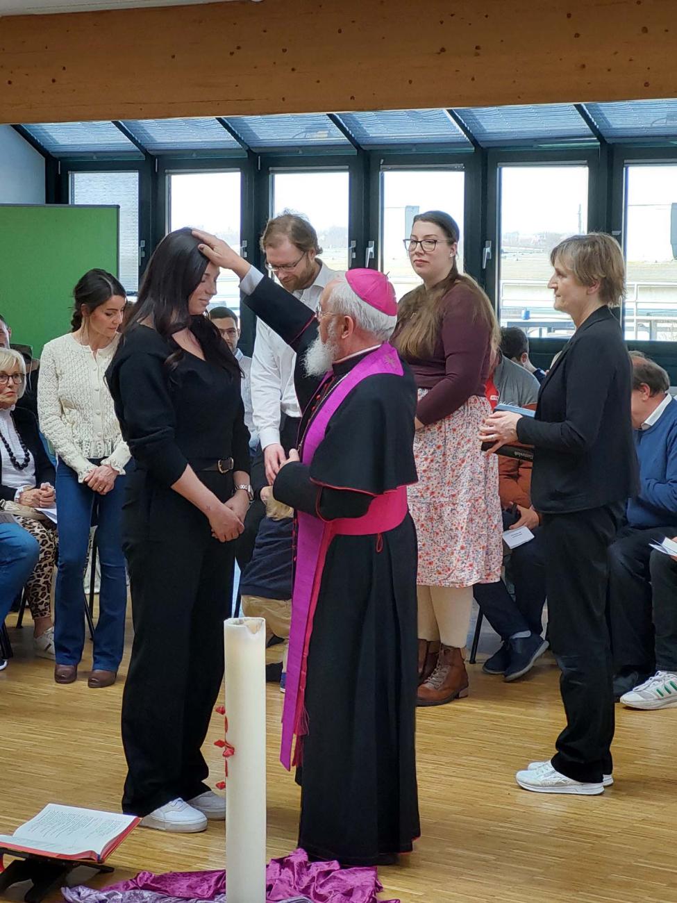 Bischof Feige segnet Gottesdienstteilnehmende
