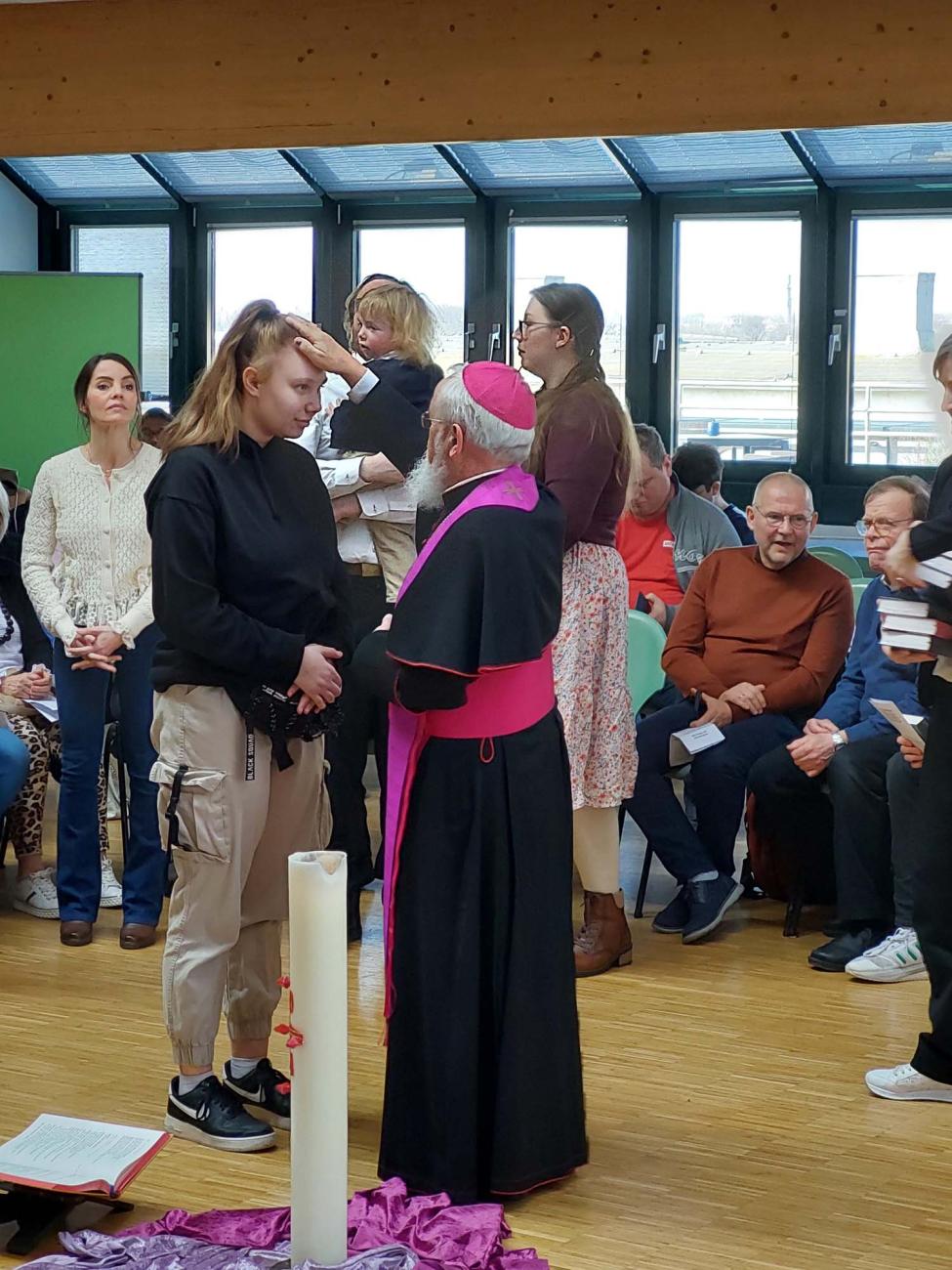 Bischof Feige segnet Gottesdienstteilnehmende