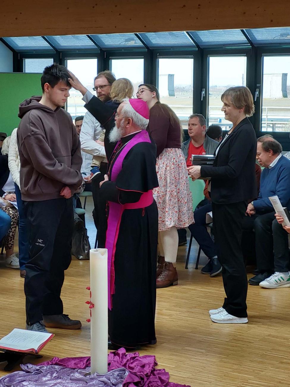 Bischof Feige segnet Gottesdienstteilnehmende