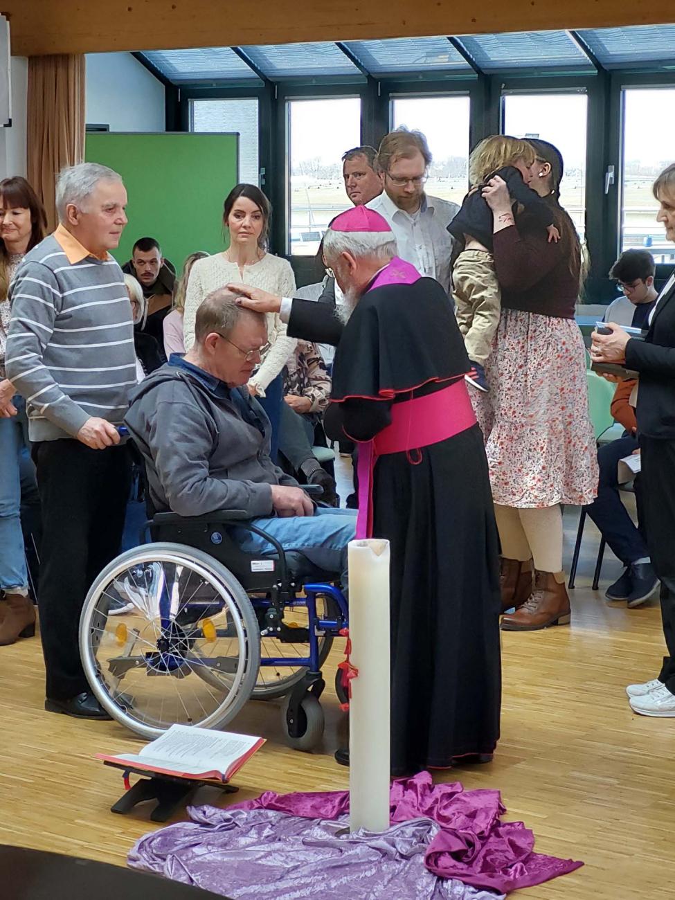 Bischof Feige segnet Gottesdienstteilnehmende