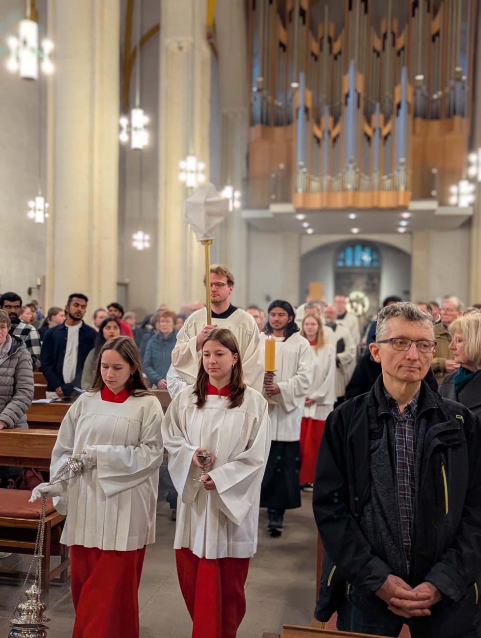 Menschen in einer Kirche