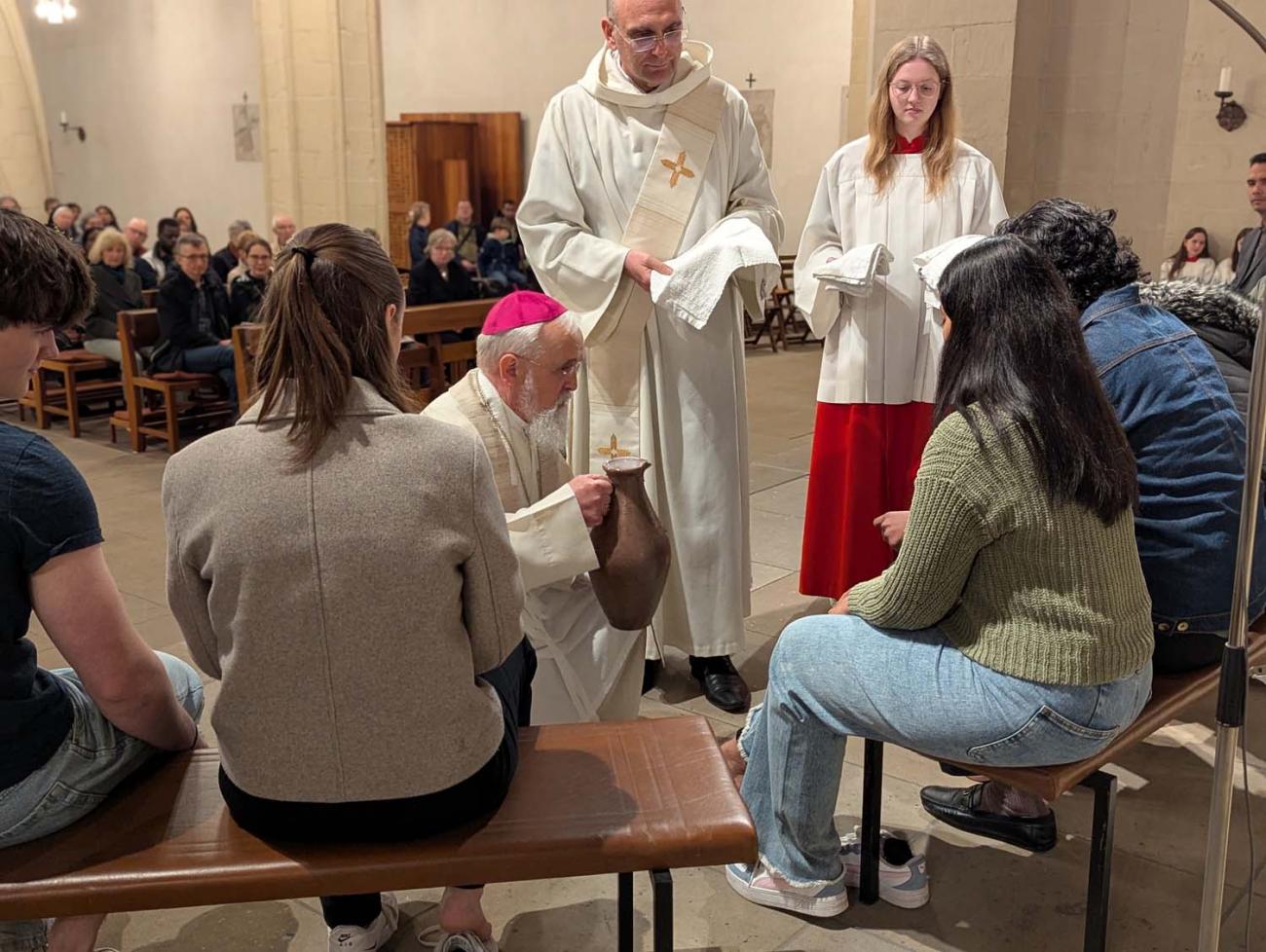 Priester waschen Gläubigen die Füße