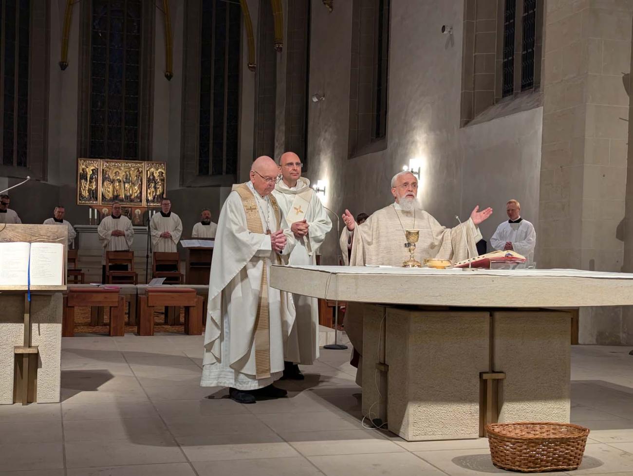 Priester in einer Kirche