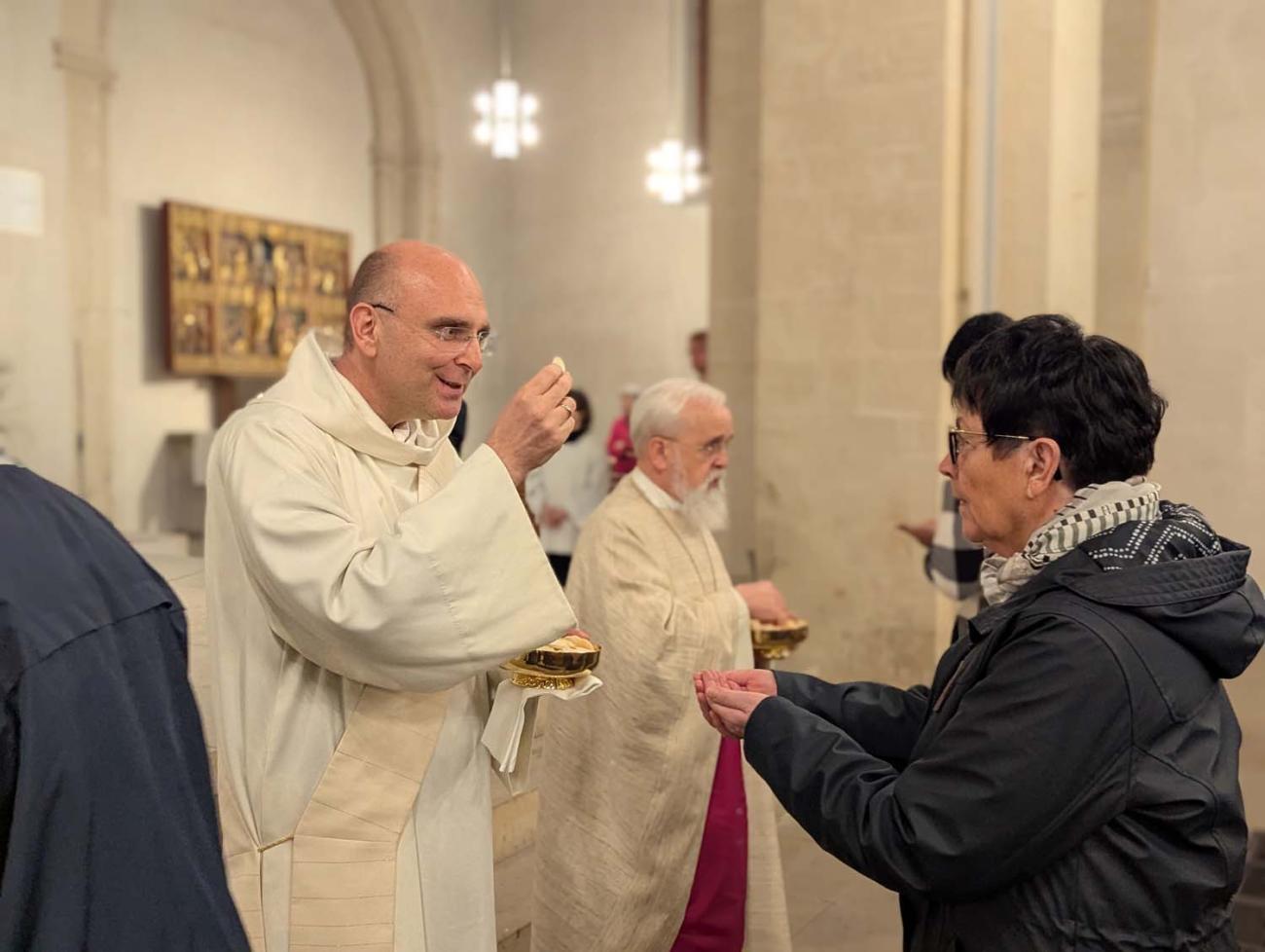 Ein Priester verteilt das Abendmahl