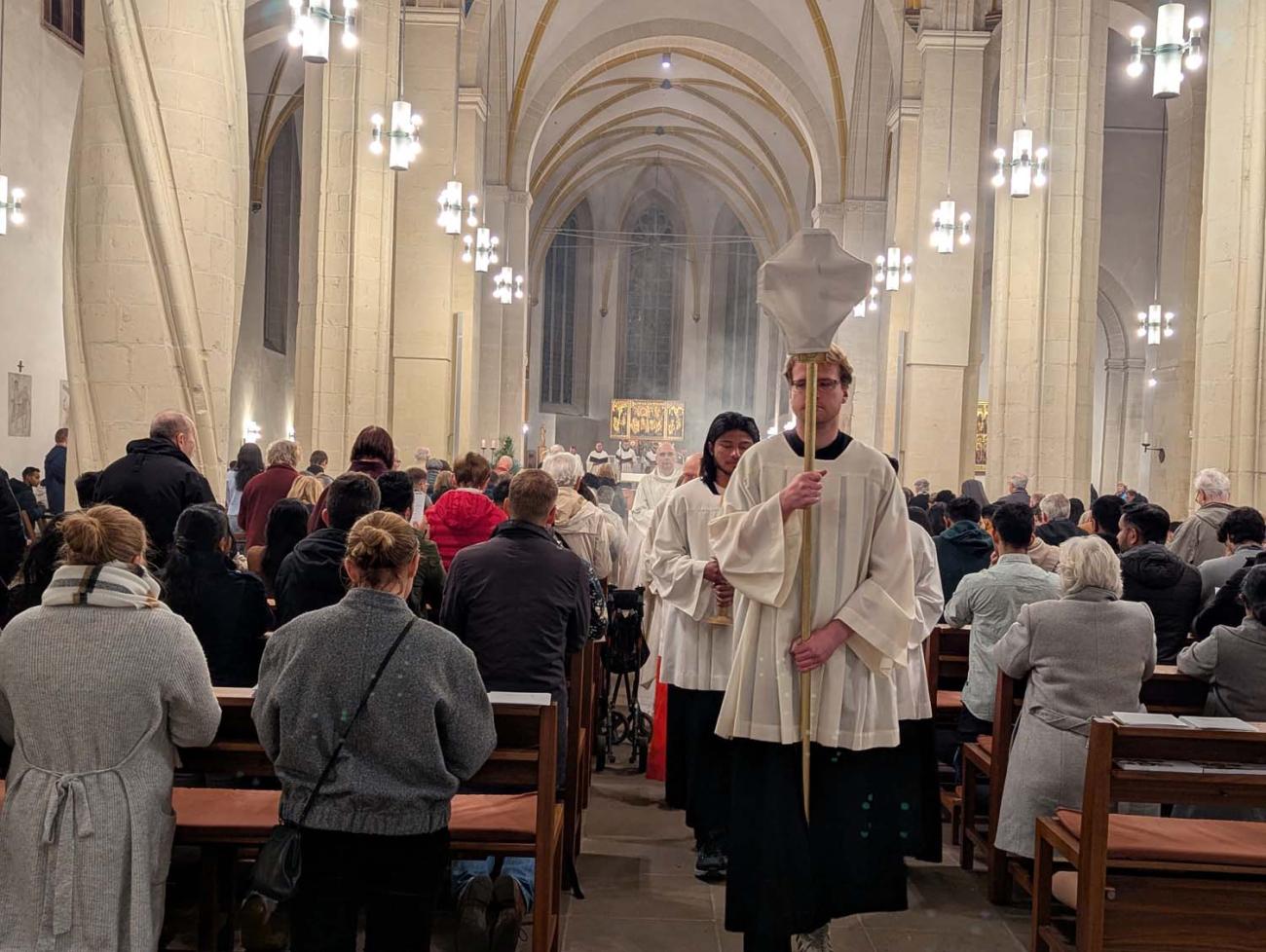 Menschen in einer Kirche