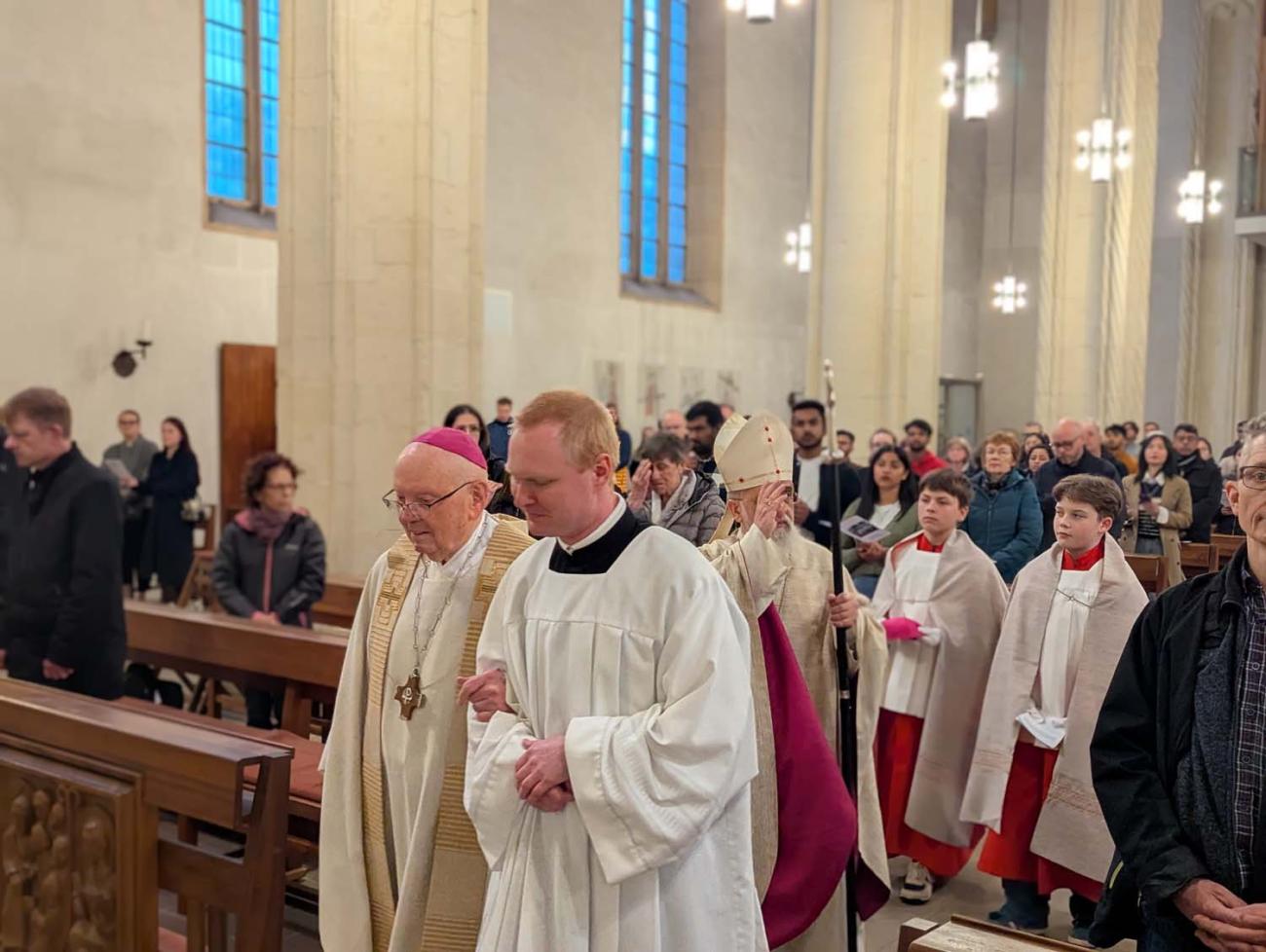 Menschen in einer Kirche