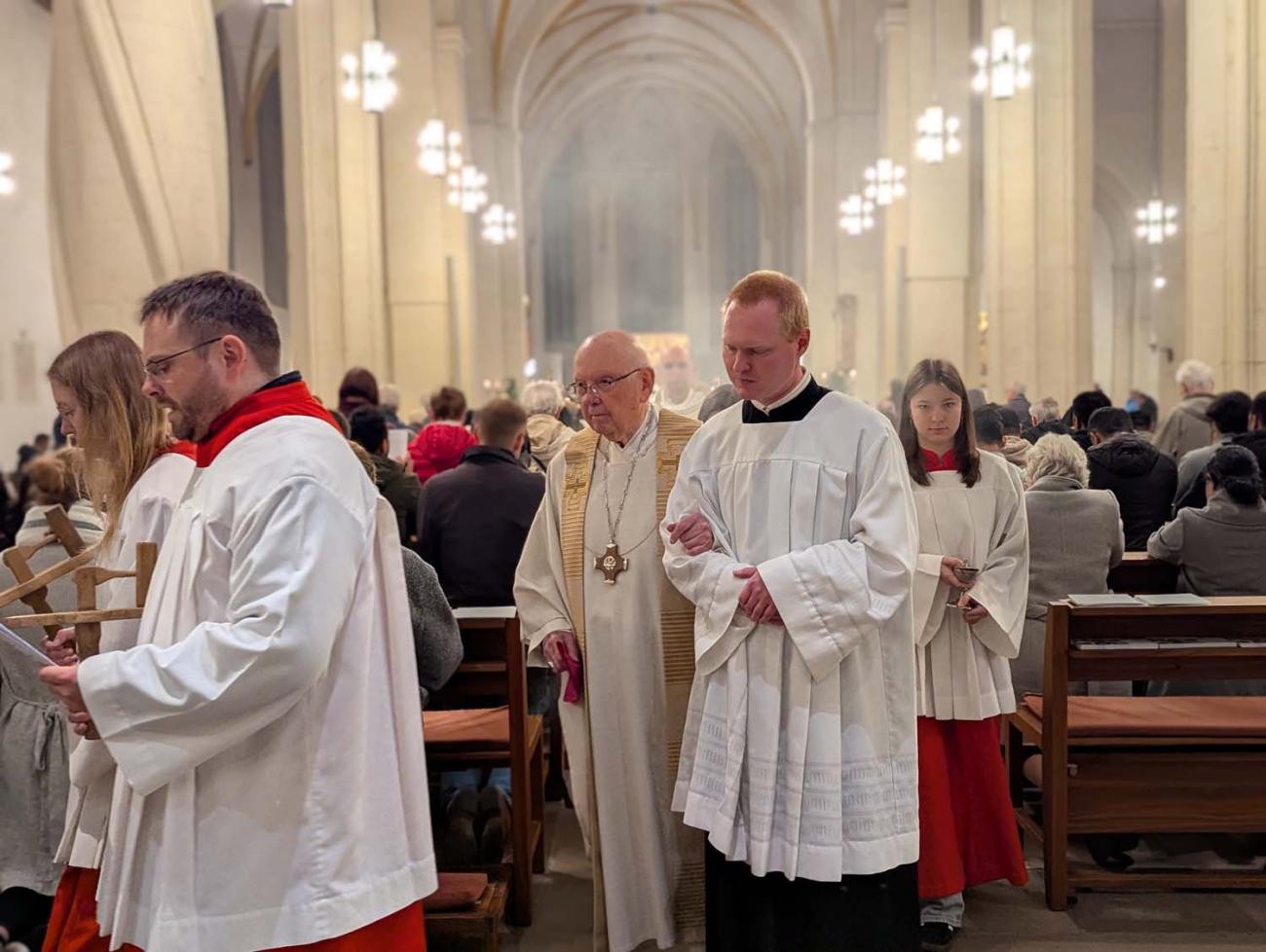 Menschen in einer Kirche