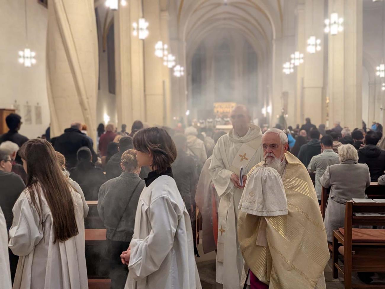 Menschen in einer Kirche