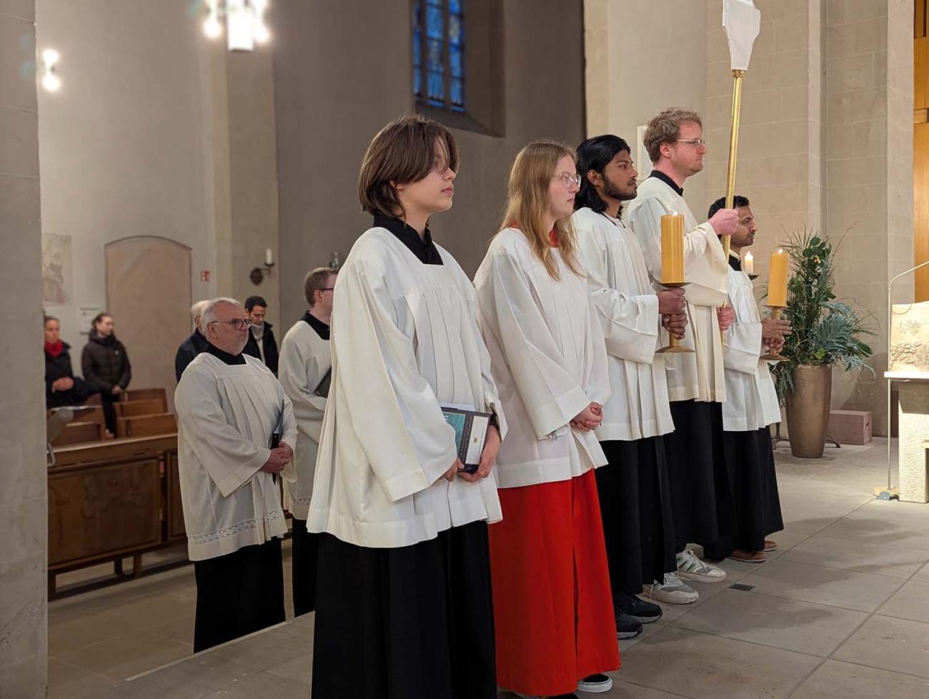 Menschen in einer Kirche