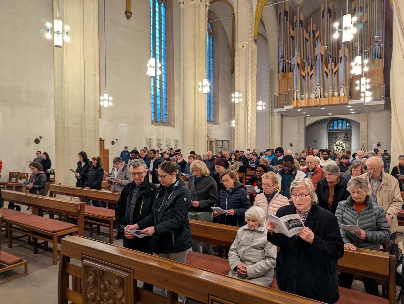 Menschen in einer Kirche