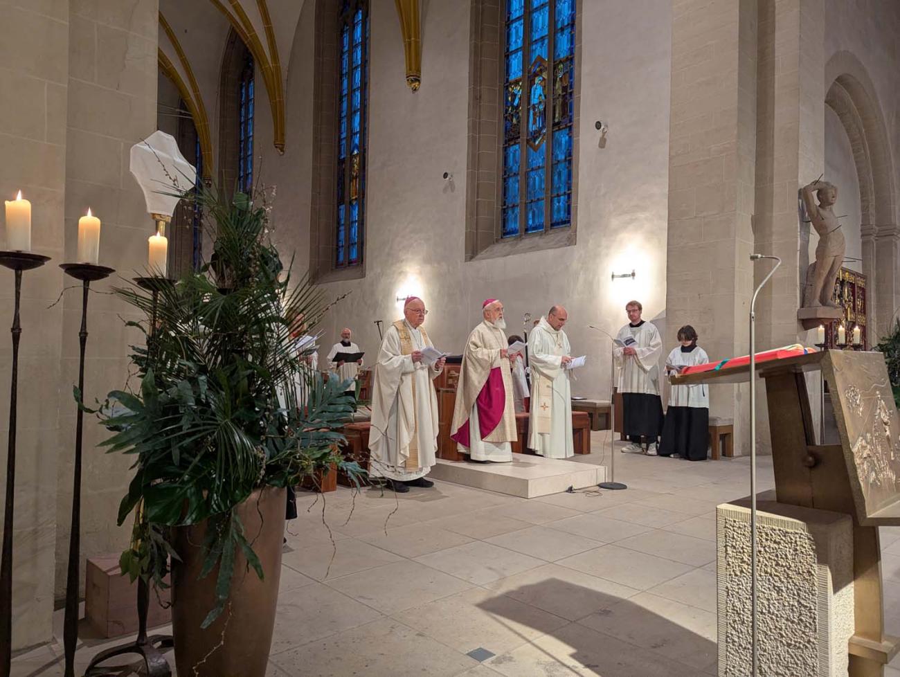 Priester in einer Kirche