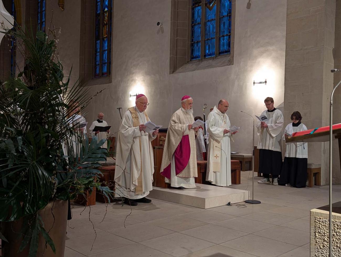 Priester in einer Kirche