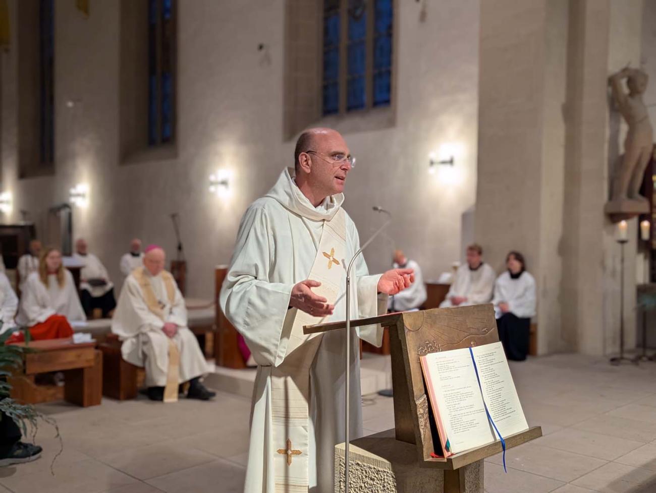 Ein Priester predigt
