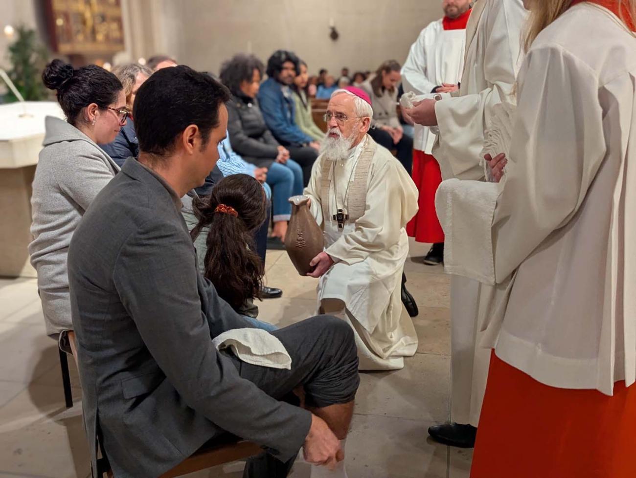 Priester waschen Gläubigen die Füße