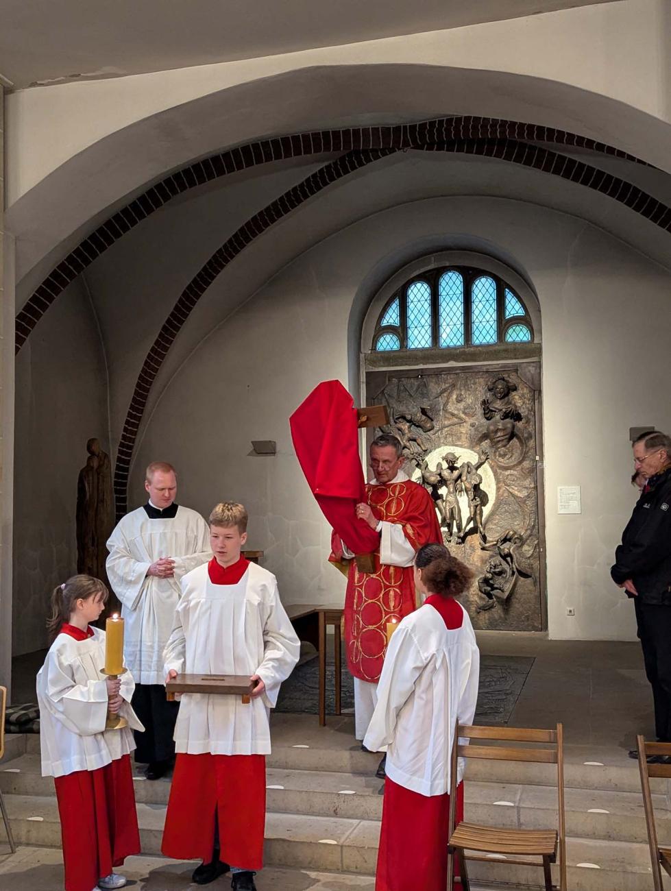 Ministranten mit dem verhüllten Kreuz