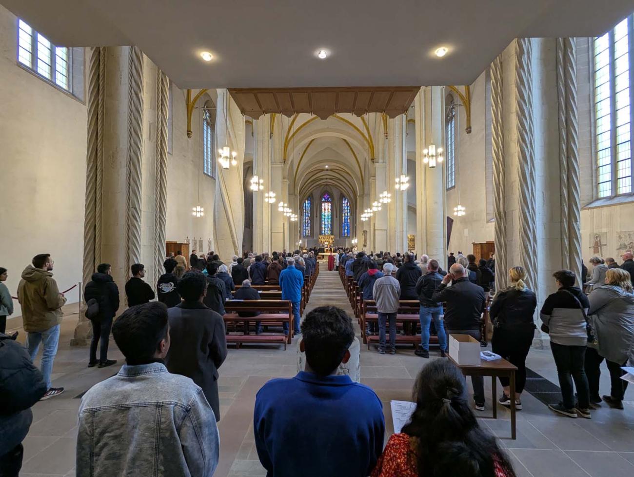 Menschen in einer Kirche