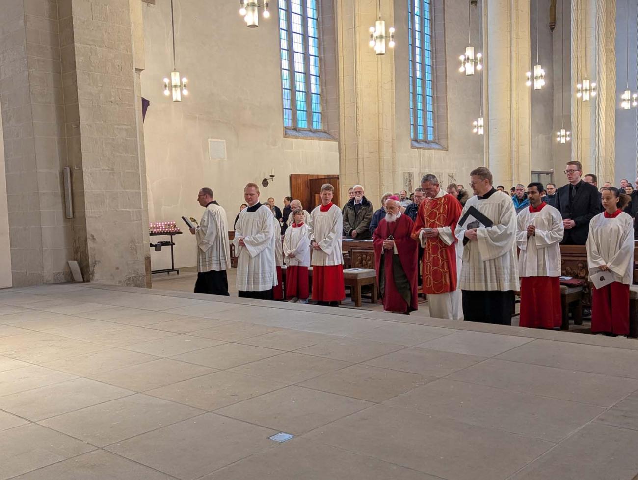 Menschen in einer Kirche