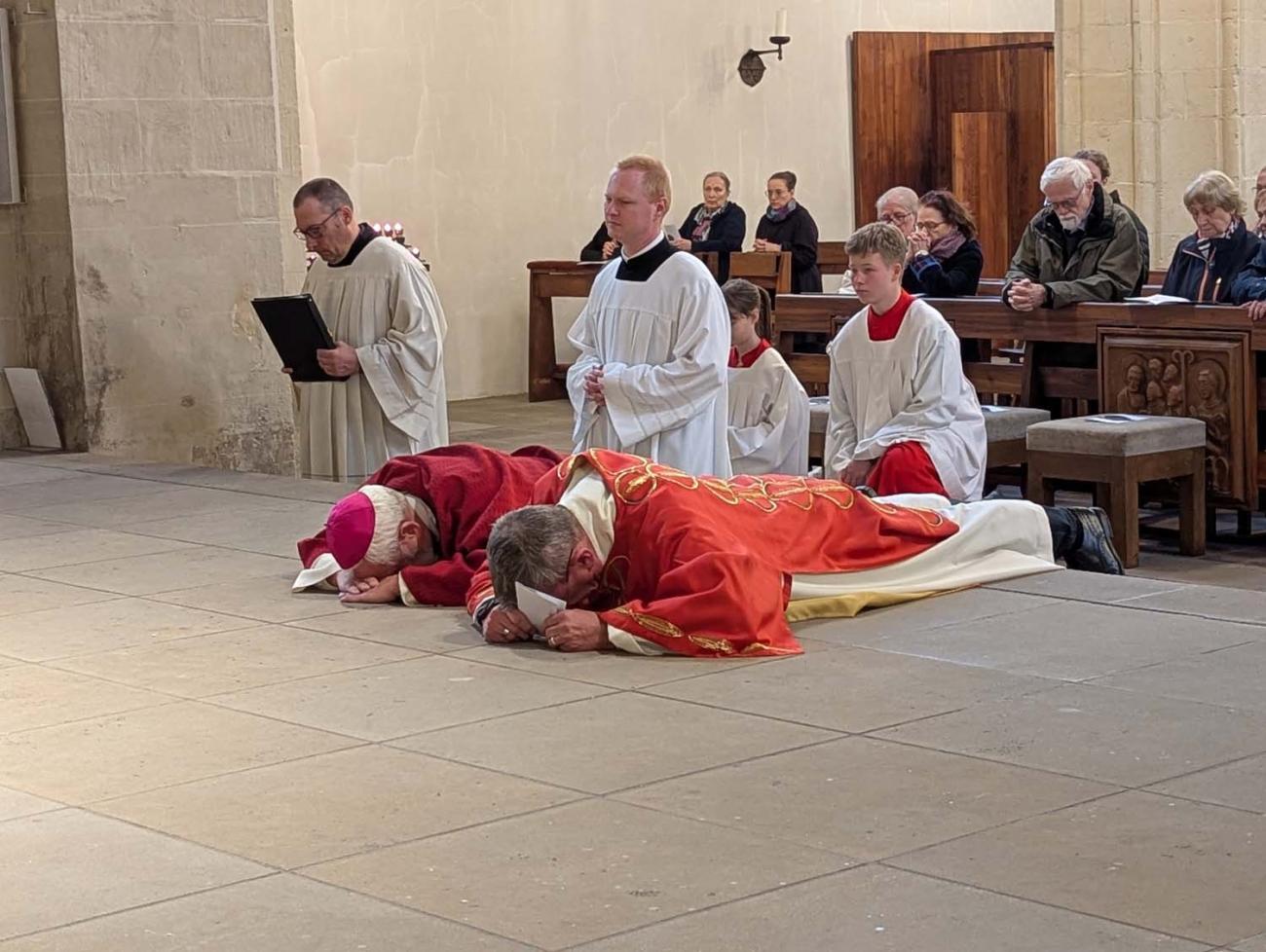 Menschen in einer Kirche
