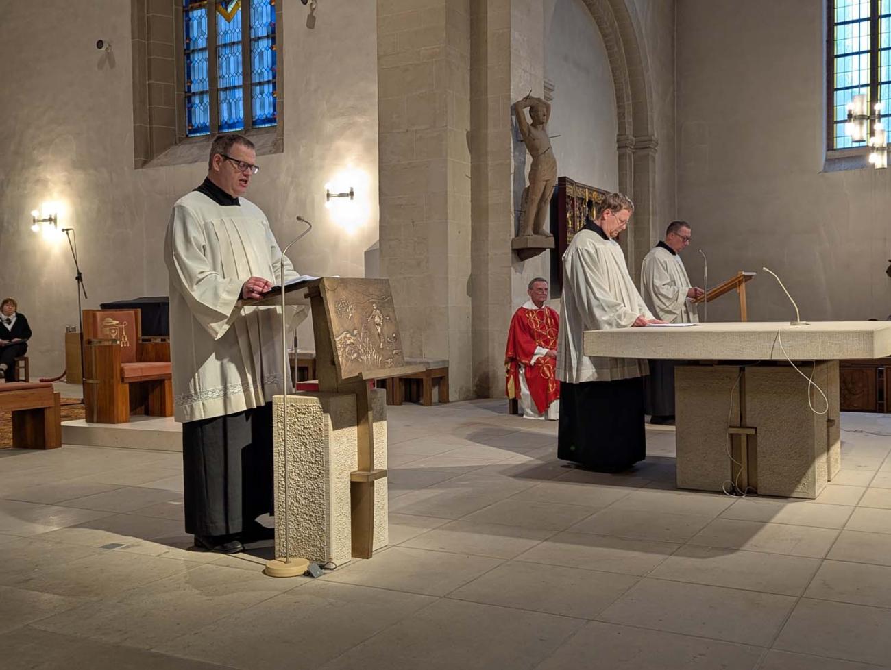 Männer in Gewändern in einer Kirche